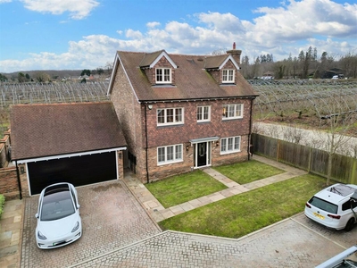 4 bedroom detached house for sale in Penny Close, Boughton Monchelsea, Maidstone, ME17