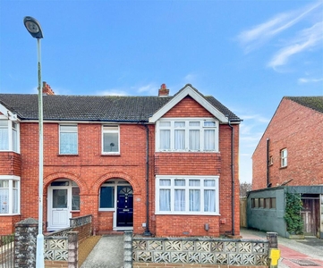 4 bedroom semi-detached house for sale in Pavilion Road, Tarring, Worthing BN14 7EE, BN14