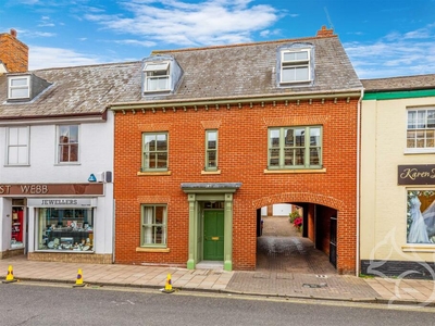 4 bedroom town house for sale in Risbygate Street, Bury St. Edmunds, IP33