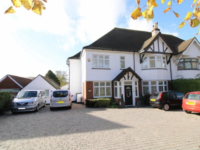 5 bedroom semi-detached house for sale in Bromley Common, Bromley, BR2