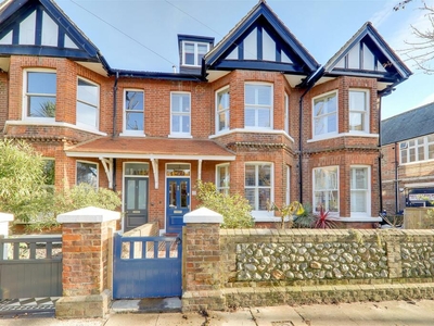 6 bedroom end of terrace house for sale in Warwick Gardens, Worthing, BN11