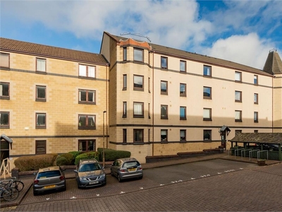 2 bed second floor flat for sale in Shandon