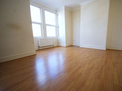 2 bedroom flat to rent London, E11 4QP