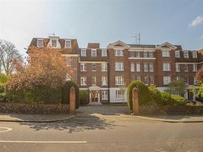 3 bedroom property to let in Lower Park, SW15