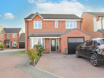 4 bedroom detached house for sale in Heatherfields Crescent, New Rossington, Doncaster, DN11