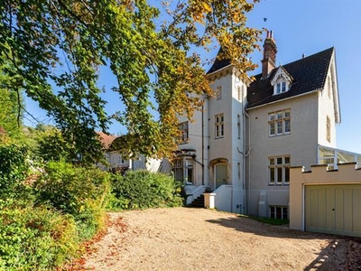 4 bedroom property to let in Reigate