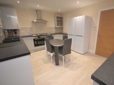 6 bedroom semi-detached house to rent Reading, RG2 7BD