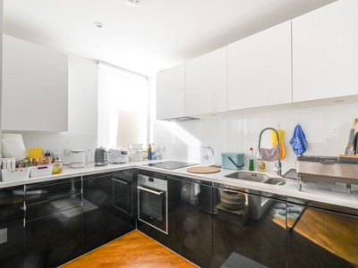 Flat in Discovery Tower, Canning Town, E16