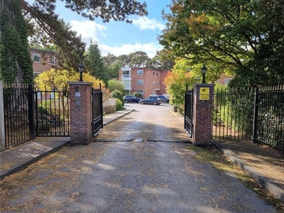 Flat to rent in Cardwell Crescent, Ascot, Berkshire SL5