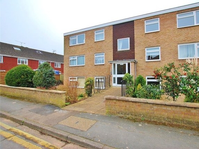 Flat to rent in Chesham Road, Guildford, Surrey GU1