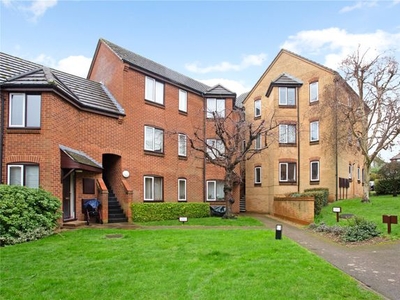 Flat to rent in The Putterills, Thompsons Close, Harpenden, Hertfordshire AL5