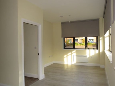 Flat to rent in Tolpits Lane, Watford WD18