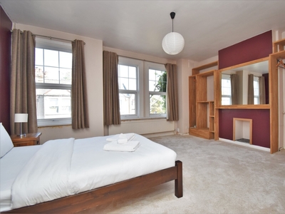 Flat to rent - Overcliff Road, London, SE13