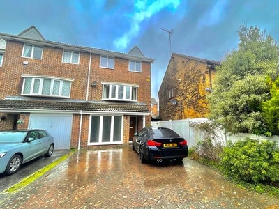 Town house to rent in Slade End, Theydon Bois CM16