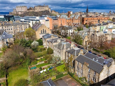 5 bed garden & ground flat for sale in Lauriston