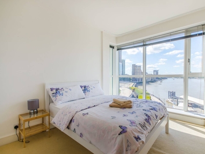 Flat in Westferry Circus, Canary Wharf, E14