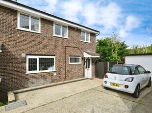 Tovey Close, Nazeing, Waltham Abbey - 3 bedroom end of terrace house