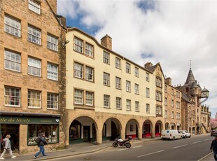2 bed second floor flat for sale in Old Town