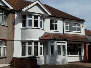 5 bedroom end of terrace house to rent Essex, IG3 8JR
