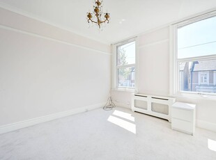 Flat in BROUGHAM ROAD, Acton, W3