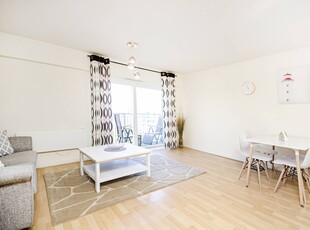 Flat in Heritage Avenue, Colindale, NW9