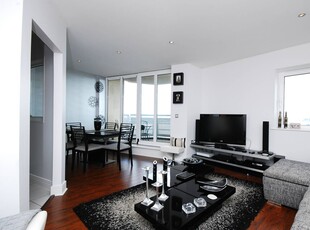 Flat in Wards Wharf Approach, Docklands, E16
