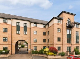 2 bed first floor flat for sale in Newington