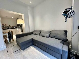 2 bedroom flat for rent in Leighton Road, London, W13