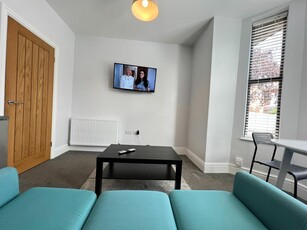 2 bedroom maisonette for rent in NEW Flat , - Henry Road, West Bridgford, Nottingham, NG2