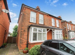 2 bedroom semi-detached house for rent in Kimpton Avenue, Brentwood, Essex, CM15