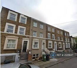 3 bedroom flat for rent in Alpha Road, London, SE14