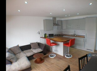 3 bedroom flat for rent in Garden Amersham Road, London, SE14