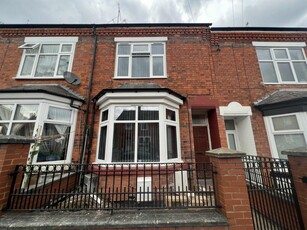 3 bedroom flat for rent in Kimberley Road, Leicester, LE2