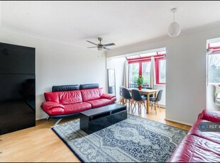 3 bedroom maisonette for rent in Bywater Place, London, SE16
