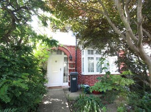 3 bedroom semi-detached house for rent in Burnham Gardens, Hounslow, TW4