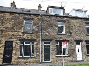 3 bedroom terraced house for rent in Oakroyd Mount, Stanningley, Pudsey, LS28
