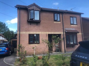 4 bedroom detached house for rent in Comfrey Close, St Mellons, Cardiff, CF3