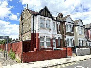 4 bedroom end of terrace house for rent in Shelbourne Road, Tottenham, London, N17