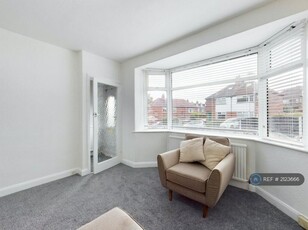 4 bedroom semi-detached house for rent in Bramleigh Grove, Morley, Leeds, LS27