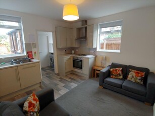 4 bedroom semi-detached house for rent in Dagmar Grove, Beeston, Nottingham, NG9