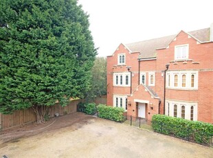 4 bedroom semi-detached house for rent in Portland Square, Canterbury, CT1