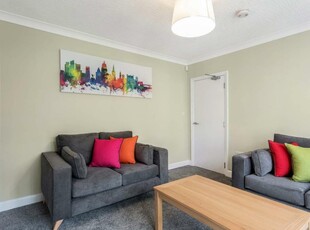 4 bedroom semi-detached house for rent in Queens Road East, Beeston, Nottingham, NG9