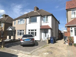 4 bedroom semi-detached house to rent Middlesex, UB5 4NY