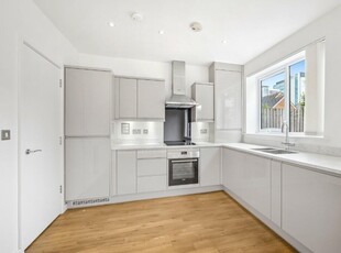 4 bedroom terraced house for rent in Reynard Way, Brentford, Middlesex, TW8