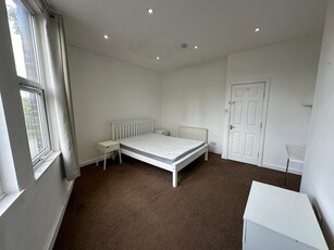 5 bedroom end of terrace house for rent in Beechwood Terrace, Burley, Leeds, LS4