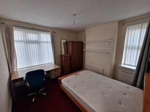 5 bedroom end of terrace house for rent in Harrington Drive, Nottingham, Nottinghamshire, NG7
