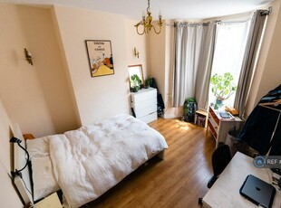 5 bedroom flat for rent in Brocklehurst Road, London, SE14