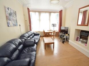 6 bedroom terraced house for rent in Kirkstall Lane, Leeds, West Yorkshire, LS6