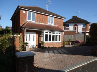 Detached house to rent in Orchard Way, Reigate RH2