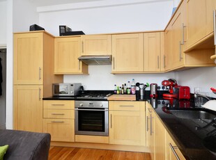 Flat in Haselrigge Road, Clapham North, SW4